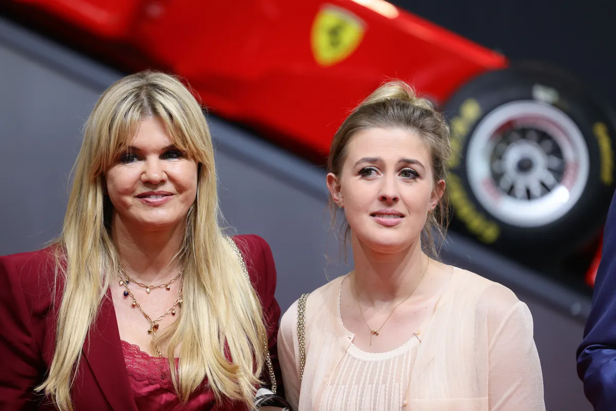 Michael Schumacher lánya, Gina (jobbra) édesanyjától, Corinna asszonytól örökölte a lovaglás imádatát