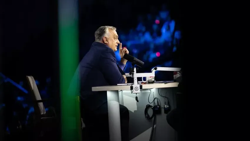 Orbán Viktor teltház előtt lép színpadra Mohácson