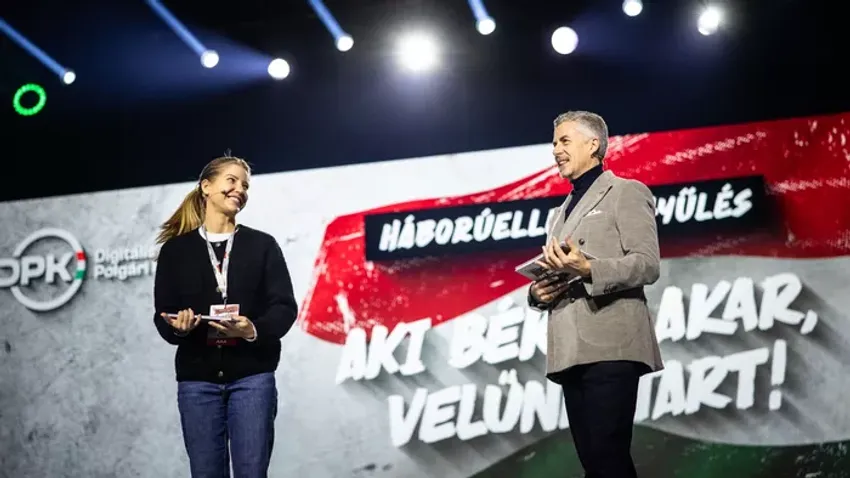 Itt vannak az első fotók a Háborúellenes Gyűlésről!