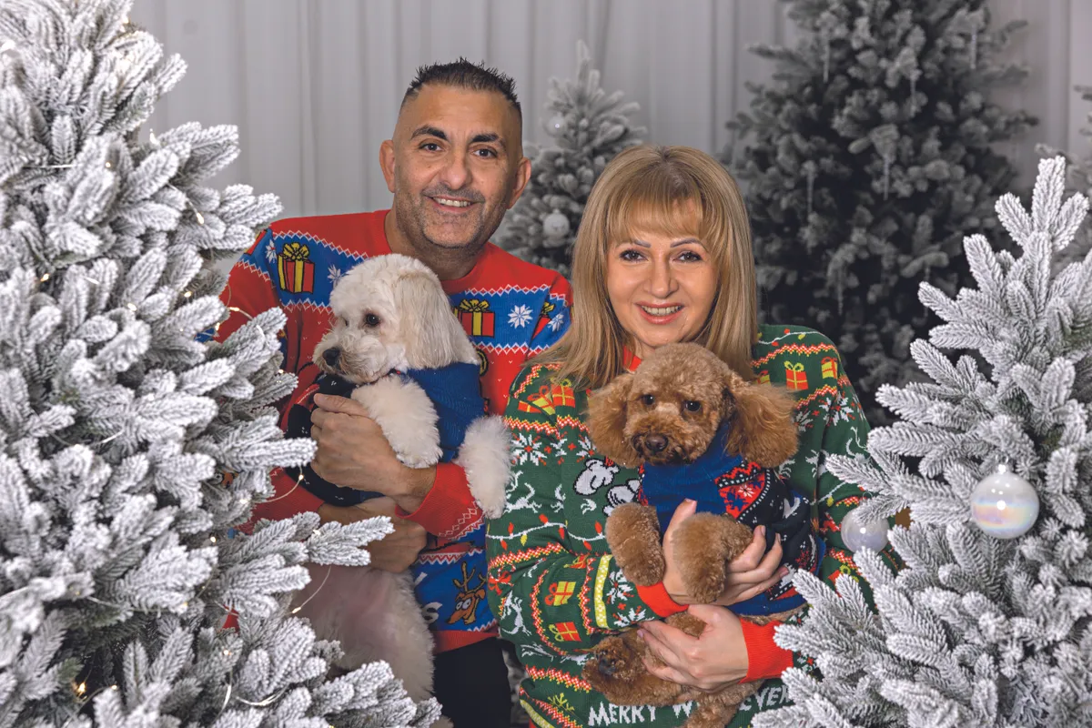 Gáspárék számára nem jelent terhet vigyázni a lányok kutyáira, kozmetikushoz is ők viszik Louist és Lunát