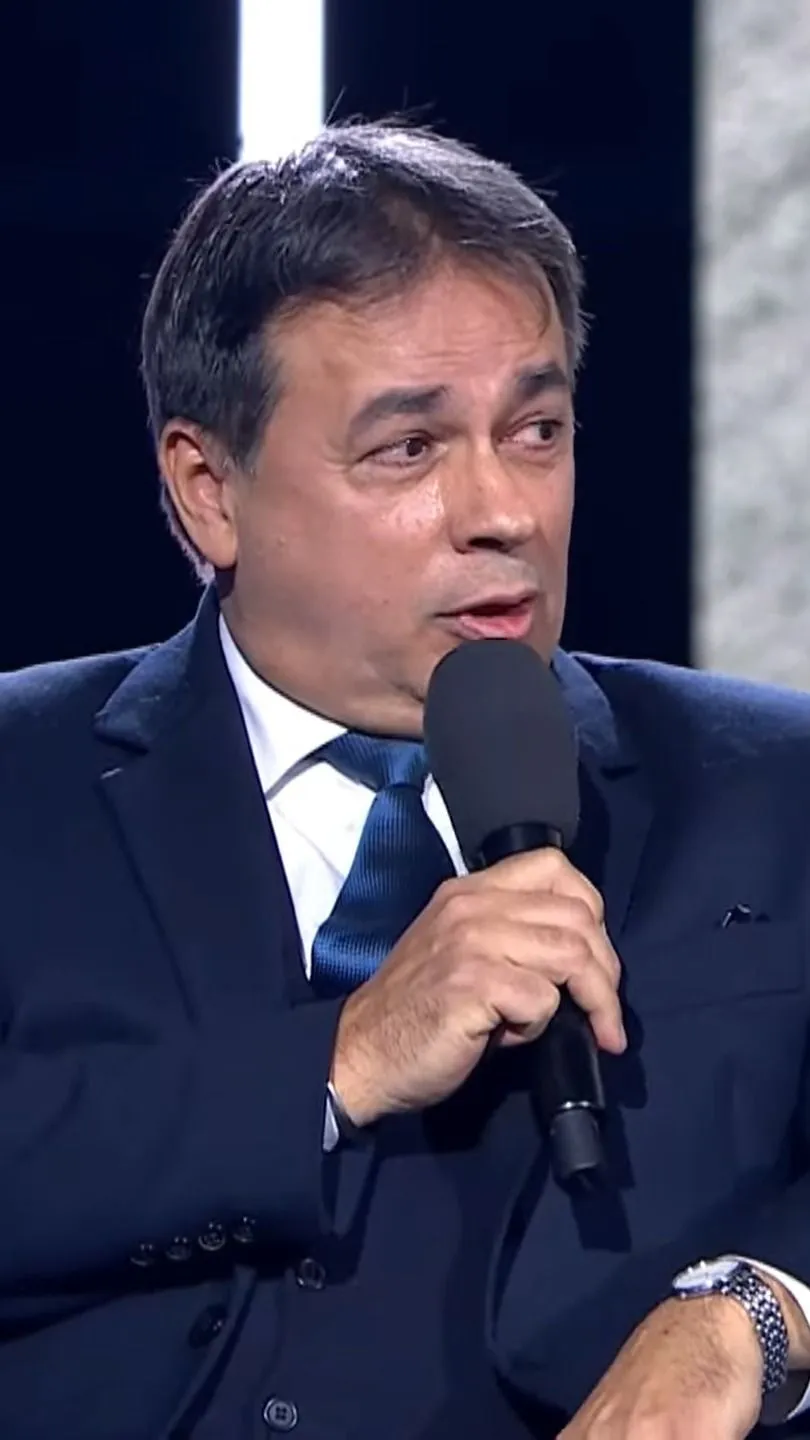 Bán János, a Hunyadi-sorozat írója is felszólalt a december 6-i Háborúellenes Gyűlésen