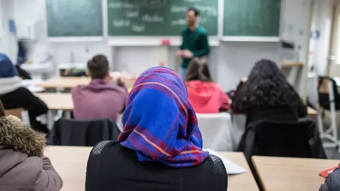 Ausztria betiltotta a muszlim fejkendőket az iskolákban