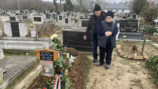 Sebestyén József családja a mártír férfi sírjánál gyászol