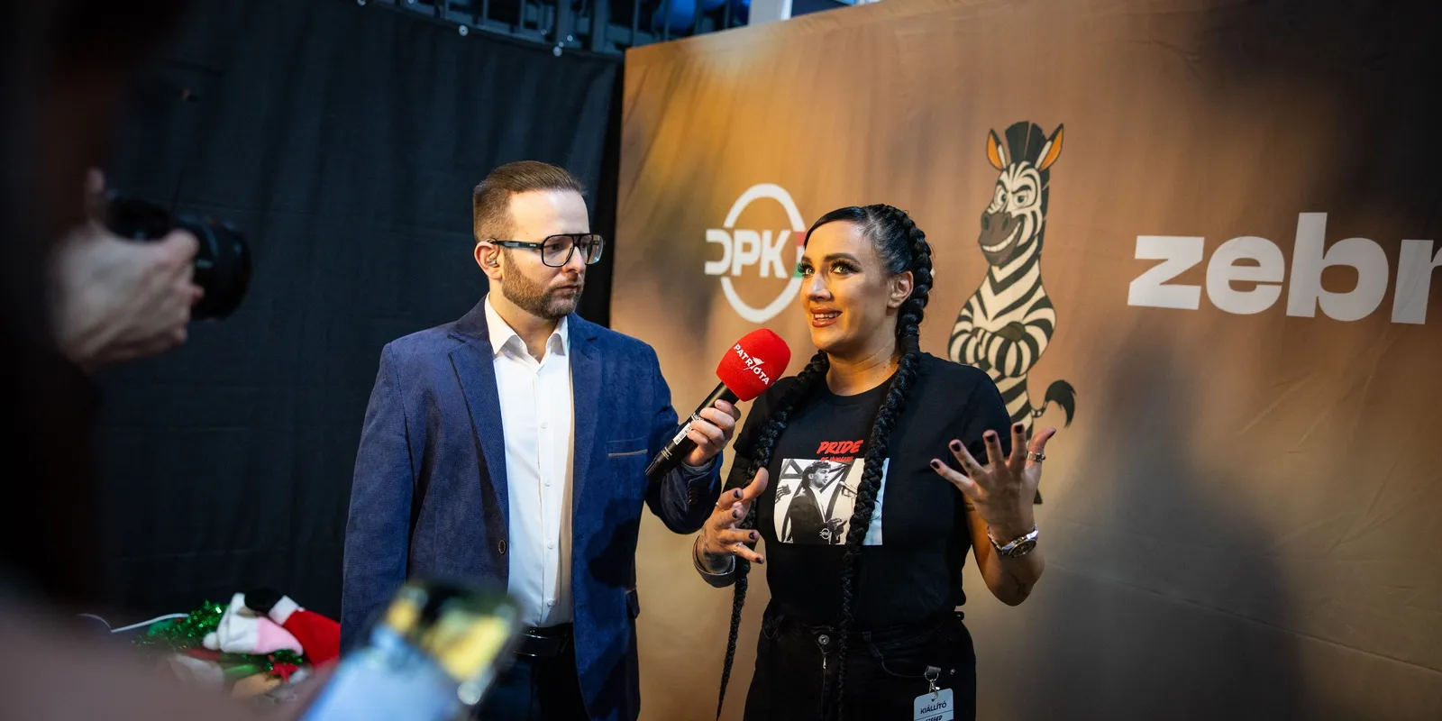 Tóth Gabi Orbán-pólóban jelent meg a Háborúellenes Gyűlésen