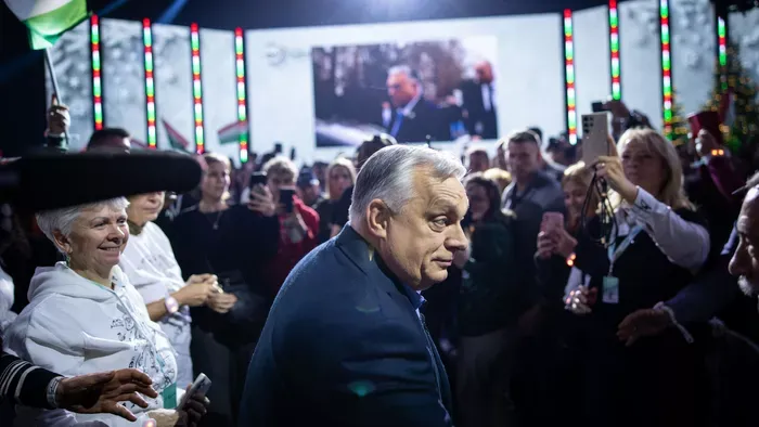 Micsoda bevonulózene: Orbán Viktor a Háborúellenes Gyűlésen