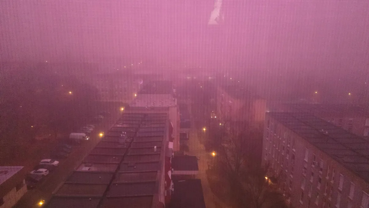 Lila színben űsznak a köd miatt a panelházak.