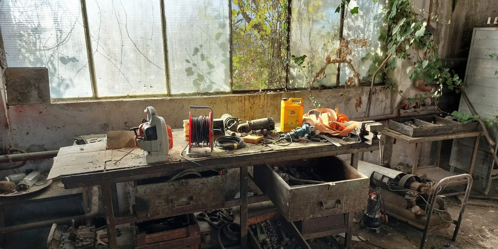 Mindent hátrahagyva tűntek el a dolgozók a márványüzemből