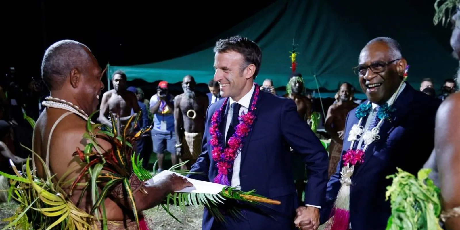 Emmanuel Macron eladna két kis francia szigetet