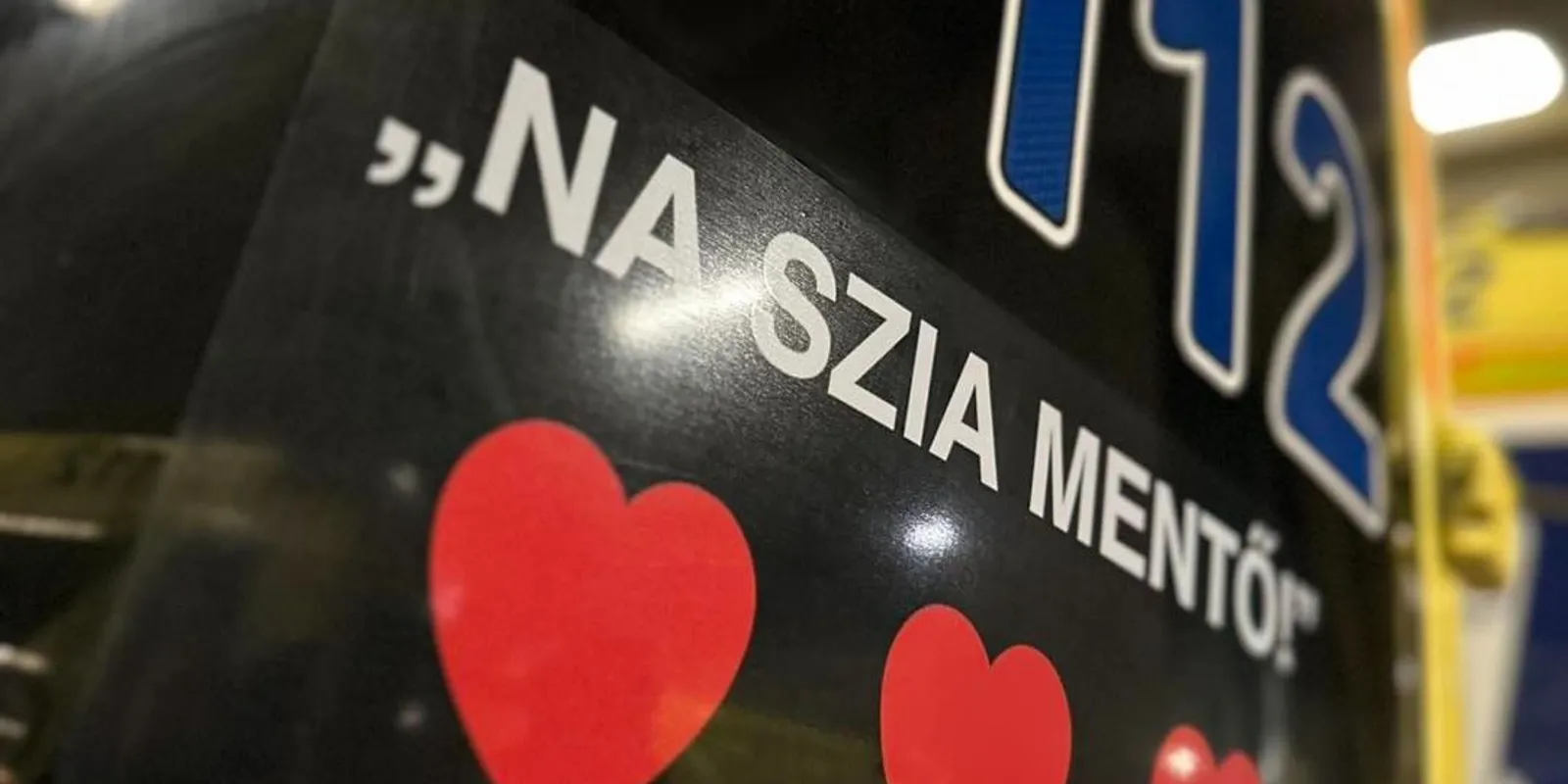 "NA SZIA MENTŐ" felirattal tiszteleg az OMSZ a hős kisfiú előtt
