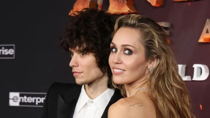 Miley Cyrus kedvese a kapcsolatuk elején még a szüleivel élt.