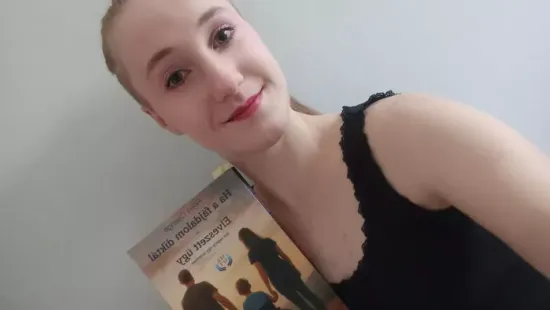 "Kiléptem a gyermekkor cukormázas valóságából" – újabb gerincműtét előtt áll a 17 éves Csenge