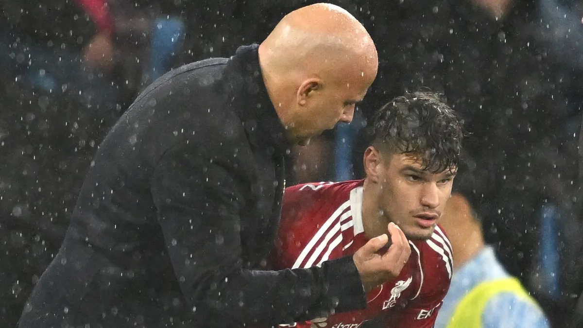 Arne Slotot arról kérdezték, hogy Kerkez Milos (jobbra) miért görcsöl be gyakran a Liverpool-meccsek végén