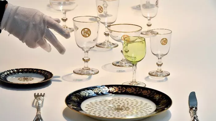 Macron főkomornyikja éveken át lopta az elnöki porcelánokat