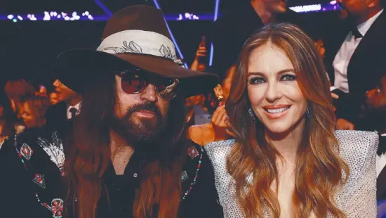 "A világ leggyönyörűbb nője!" - Elizabeth Hurley bikinis videójától felrobbant az internet