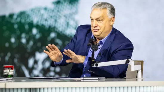Orbán Viktor tudatta az örömteli hírt: újabb színben lesz elérhető a firkás pulcsi