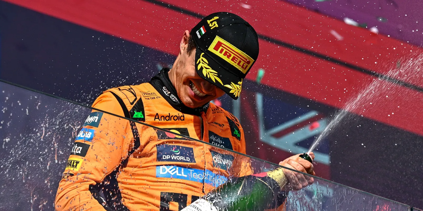 Forró csókkal ünnepelt Lando Norris, az F1 új világbajnoka