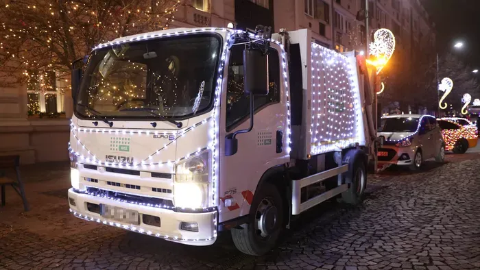 A feldíszített kukásautó volt a fénykaraván sztárja