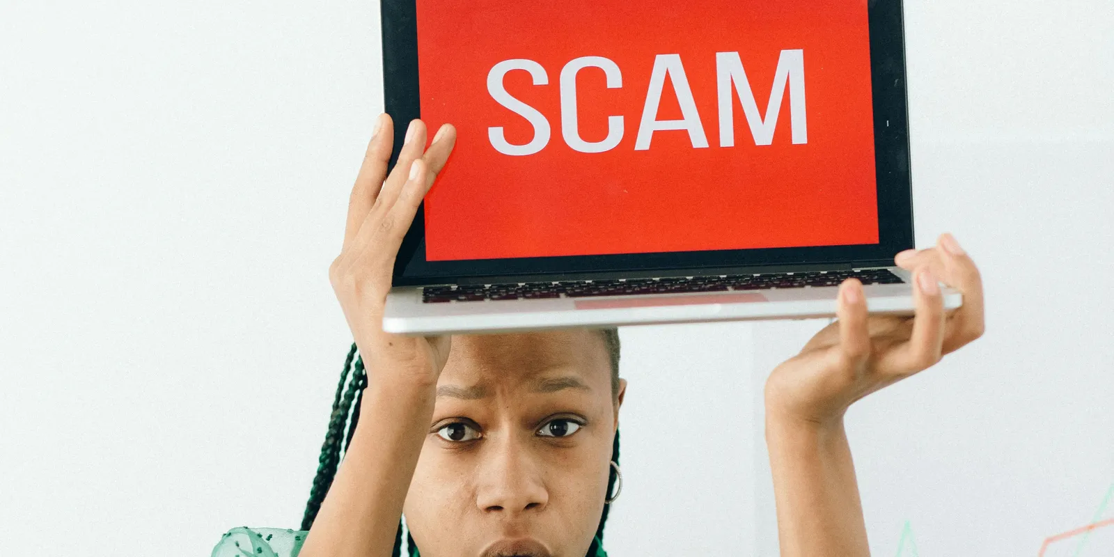 Nem fogod elhinni, kiknek a nevében akarják átverni a magyarokat az online csalók!