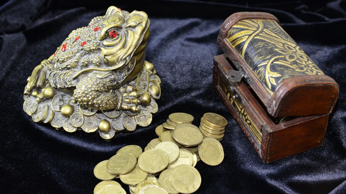 Pénzbéka Feng,Shui.,On,A,Black,Velvet,Background,Three-legged,Money,Frog