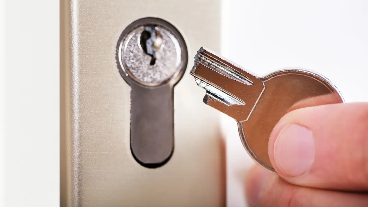 Így tudod a zárból kivenni a kulcsot, ha beletörted Damaged,Broken,In,Half,Key,From,House,Lock