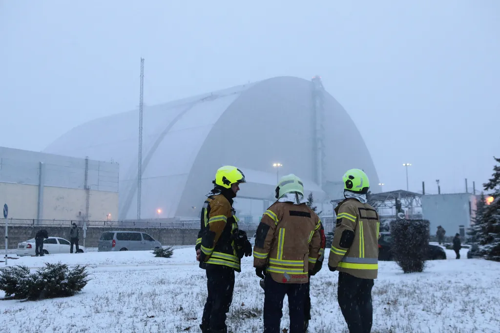 csernobil
Rescuers look at the New Safe Confinement at the Chornobyl Nuclear Power Plant in the Kyiv region, Ukraine, on February 14, 2025. The plant was hit by a Russian attack drone with an explosive warhead on Friday night, January 14. The structure, p