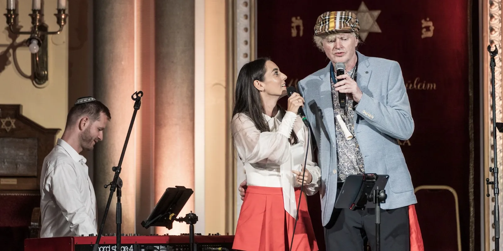 Meghökkentő szerepben láthatjuk Müller Péter Sziámit