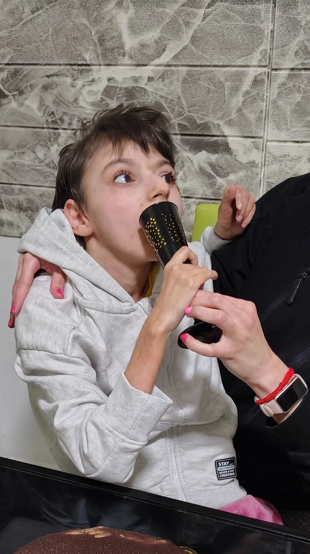 Karola a családjával töltötte a 16. születésnapját