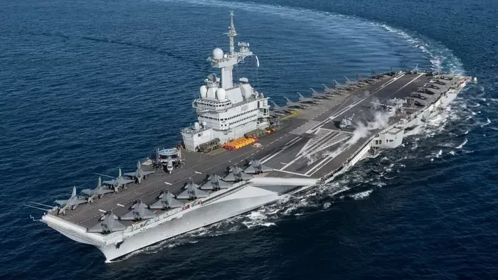 Macron háborús lázban: szuperhordozó építését jelentette be