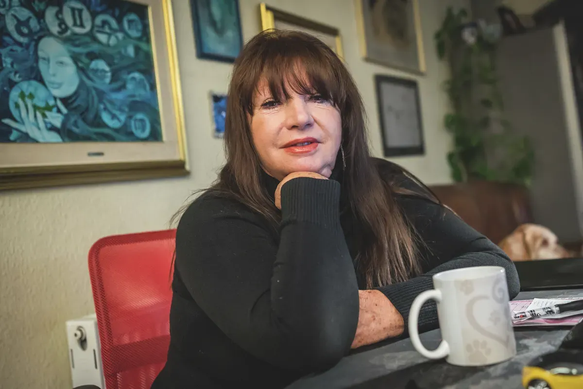 Zalatnay Cini nagyon hálás titkos jótevőinek, akik időről időre meglepik őt szülei sírjánál