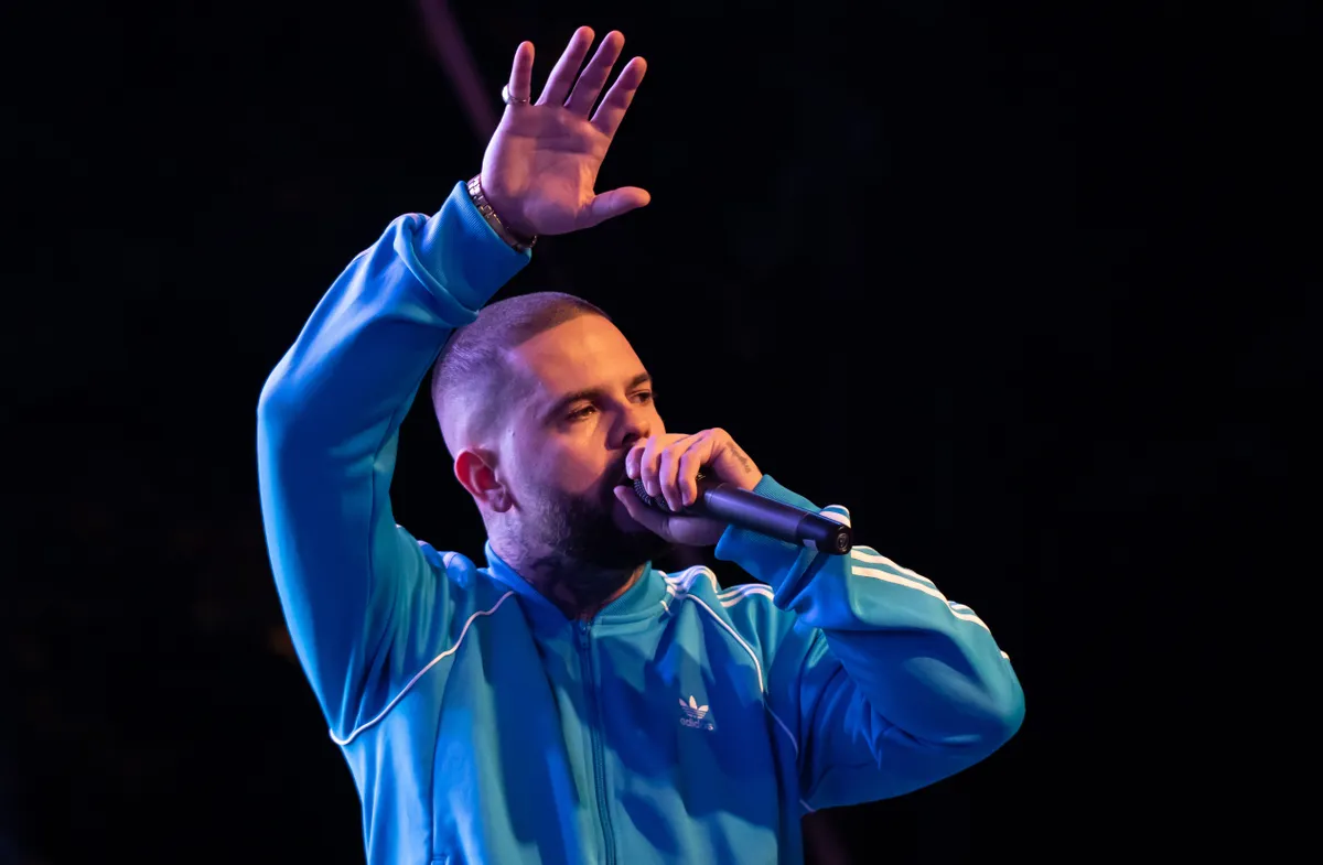 Az AK26 legismertebb szerzeményük közé tartozik a Blöff, és a Number One.