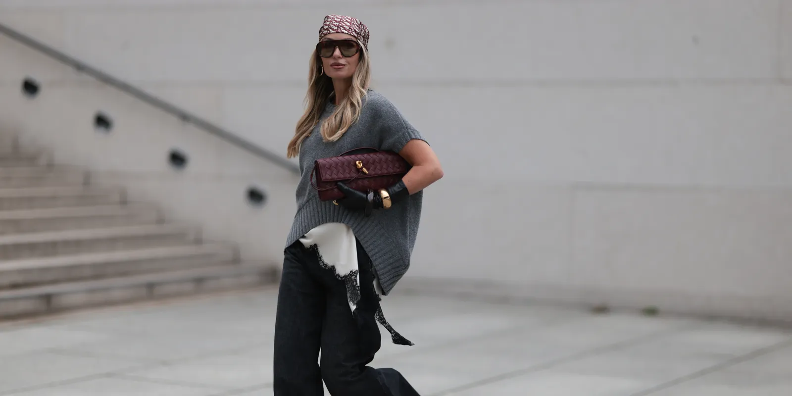 Végre kiderült, milyen cipővel kell felvenni a bőszárú farmert