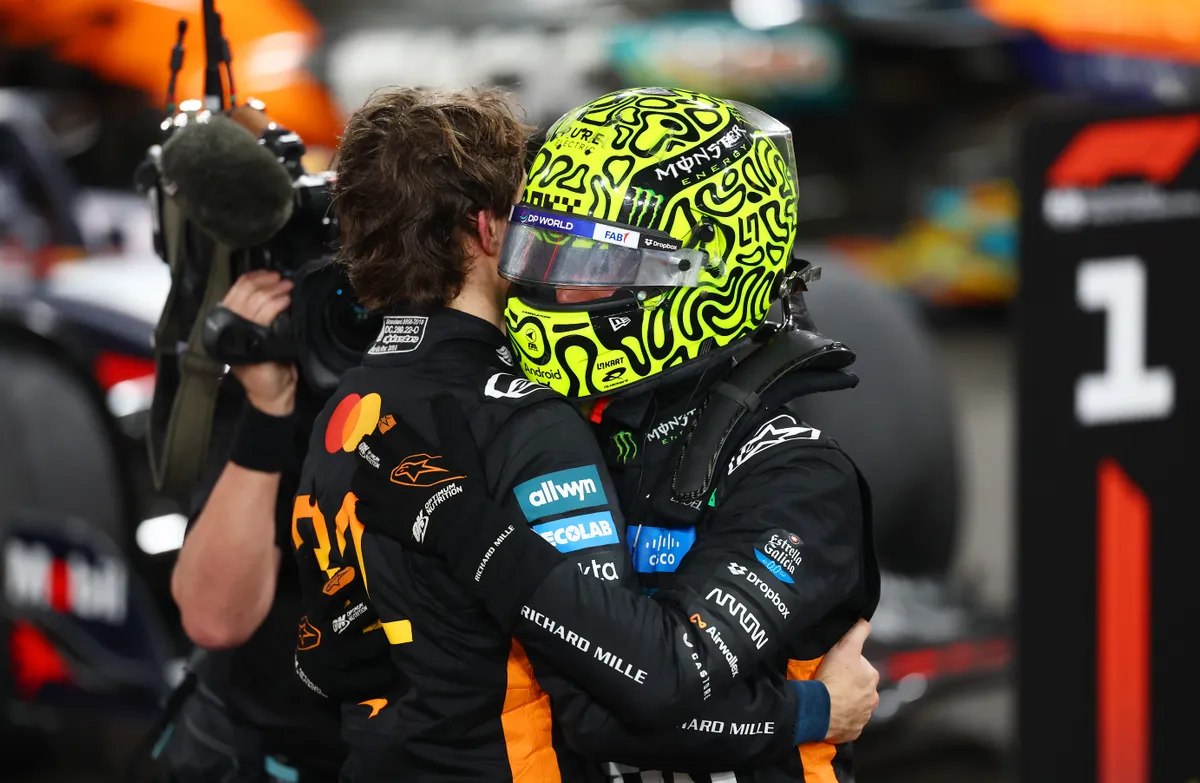 Max Verstappen a futam után azonnal gratulált az új Forma-1-es világbajnoknak, Lando Norrisnak