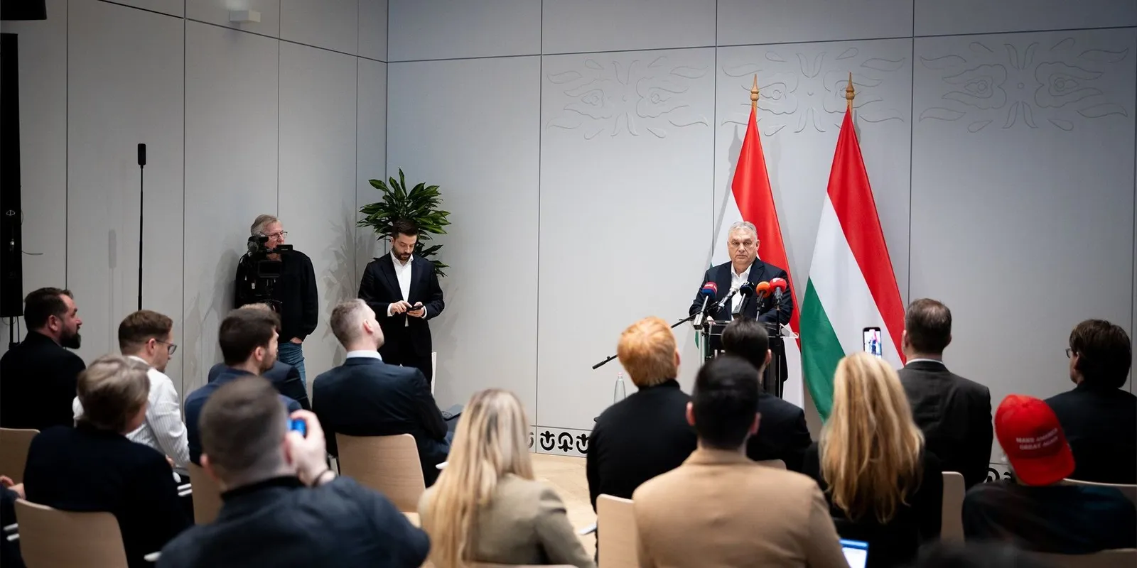 Orbán Viktor Brüsszelből jelentkezett