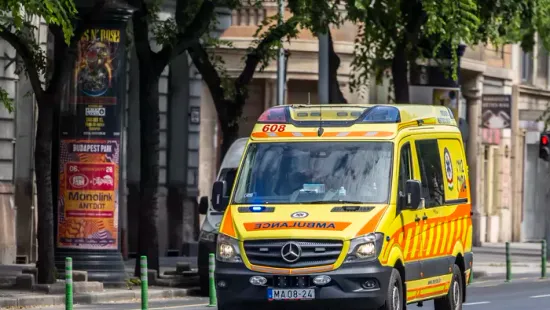 Mentők rohantak a Tétényi útra, hatalmas volt a csattanás