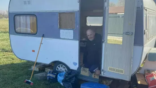 Szívszorító: a láb nélküli kertész családja nélkül tölti az ünnepeket