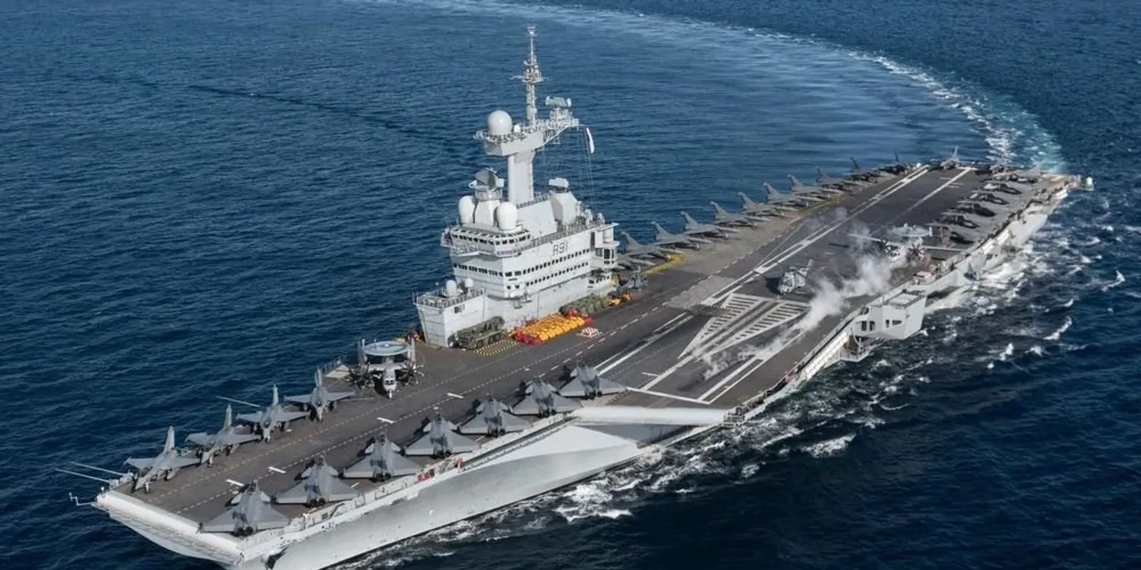 Macron háborús lázban: szuperhordozó építését jelentette be