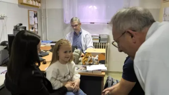 Orvosi bravúr hozta el a csodát, okos eszközt ültettek Dorka fülébe