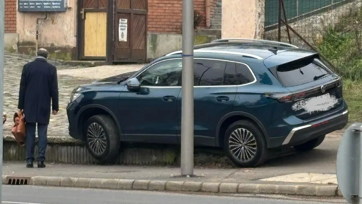 A sofőr elbaltázta a parkolást /