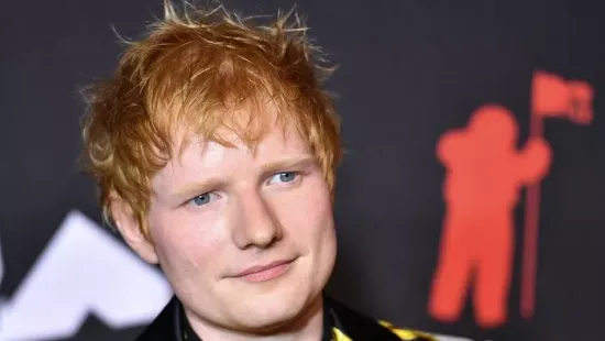 Apatestre számítottak az énekes rajongói: kigyúrt felsőtestét villantva, hatalmas tetoválásokkal pózolt Ed Sheeran