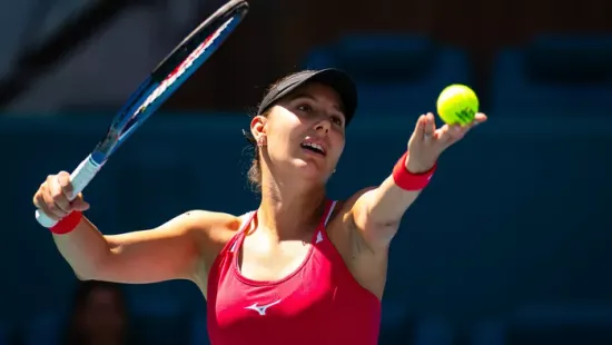 Óriási melleivel domborít a szemérmetlen teniszezőnő