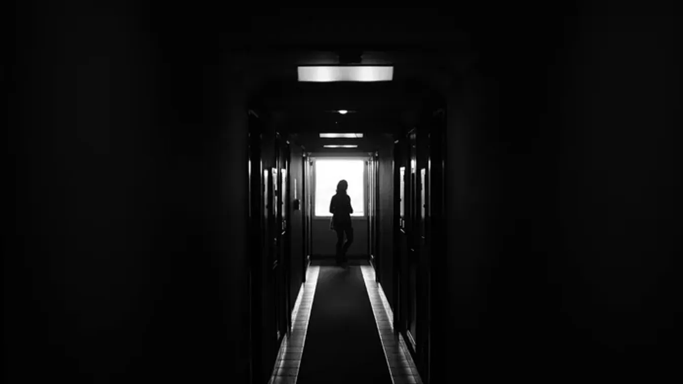 Le akart ugrani a hídról - Rendőr mentette meg az életét