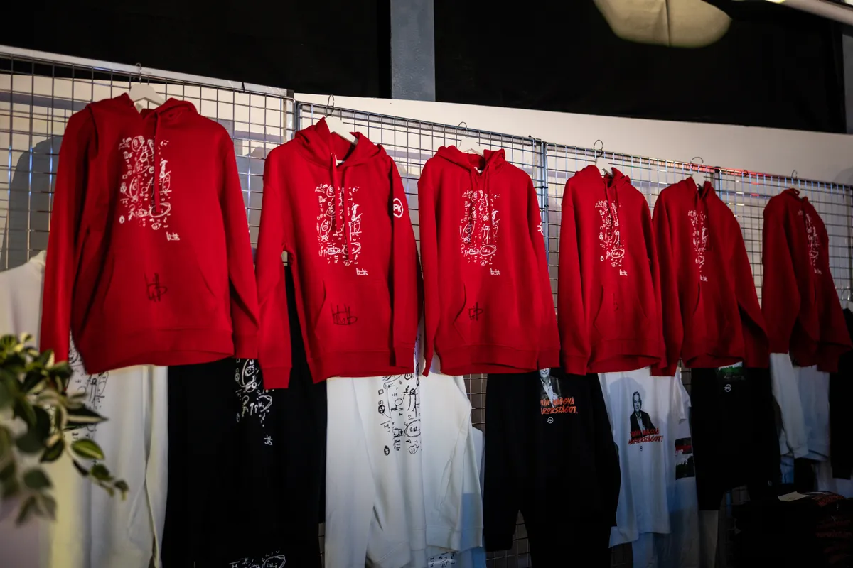 A harmadik Háborúellenes Gyűlés helyszínén már kapható az a bizonyos piros pulcsi is!