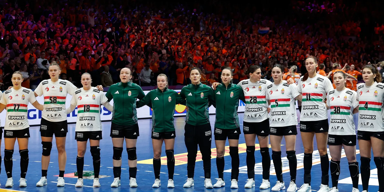 A hollandok még belerúgtak a földön fekvő magyar kézisekbe