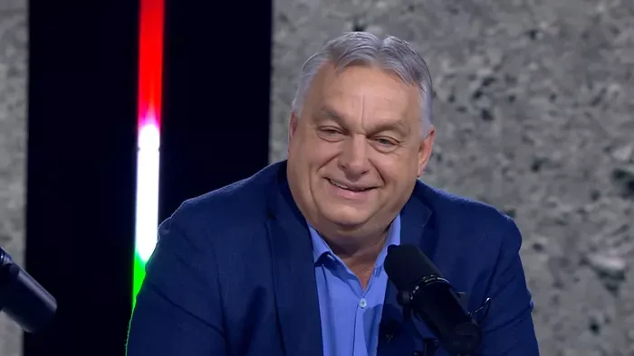 Orbán Viktor egy szirénázó autóból jelentkezett be