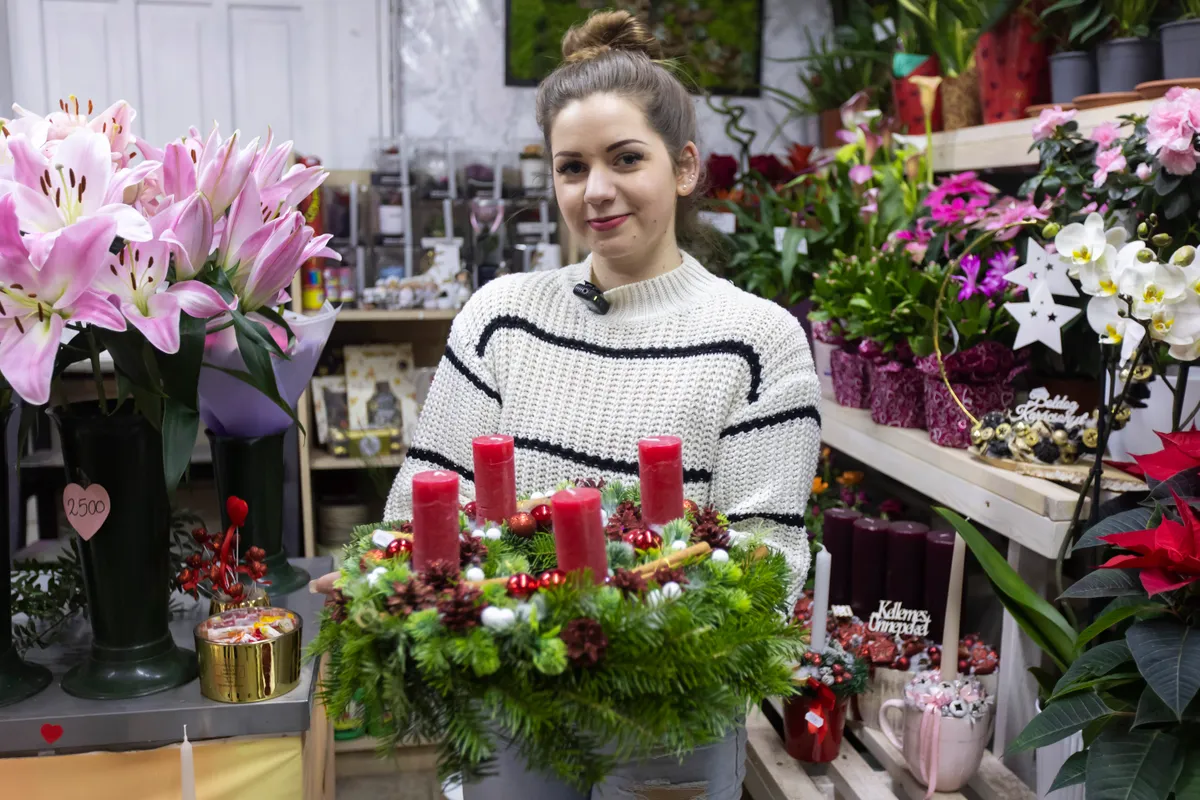 adventi koszorúk egy virágüzletben