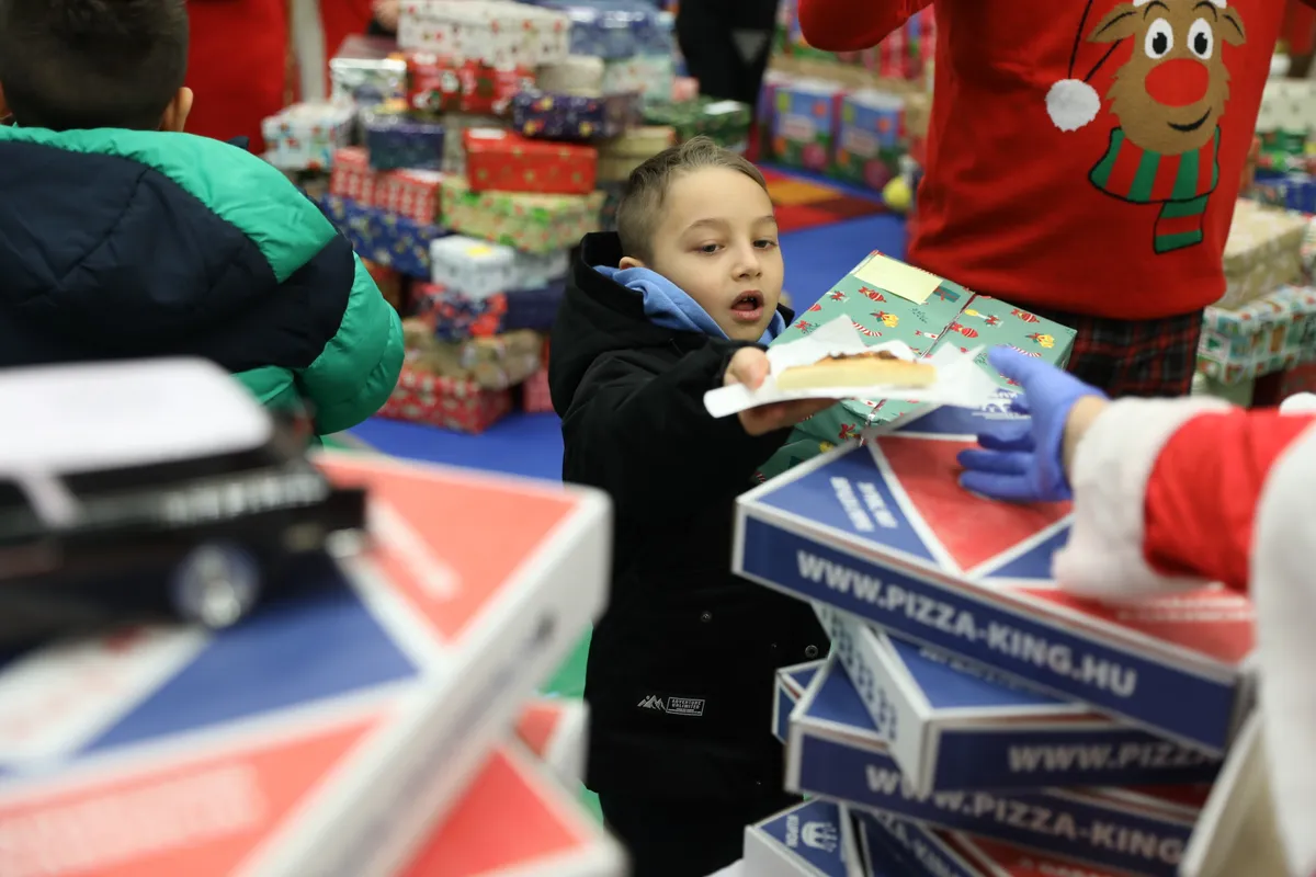 2025.12.23.400 gyerek kap cipősdobozt Baptistáktól
