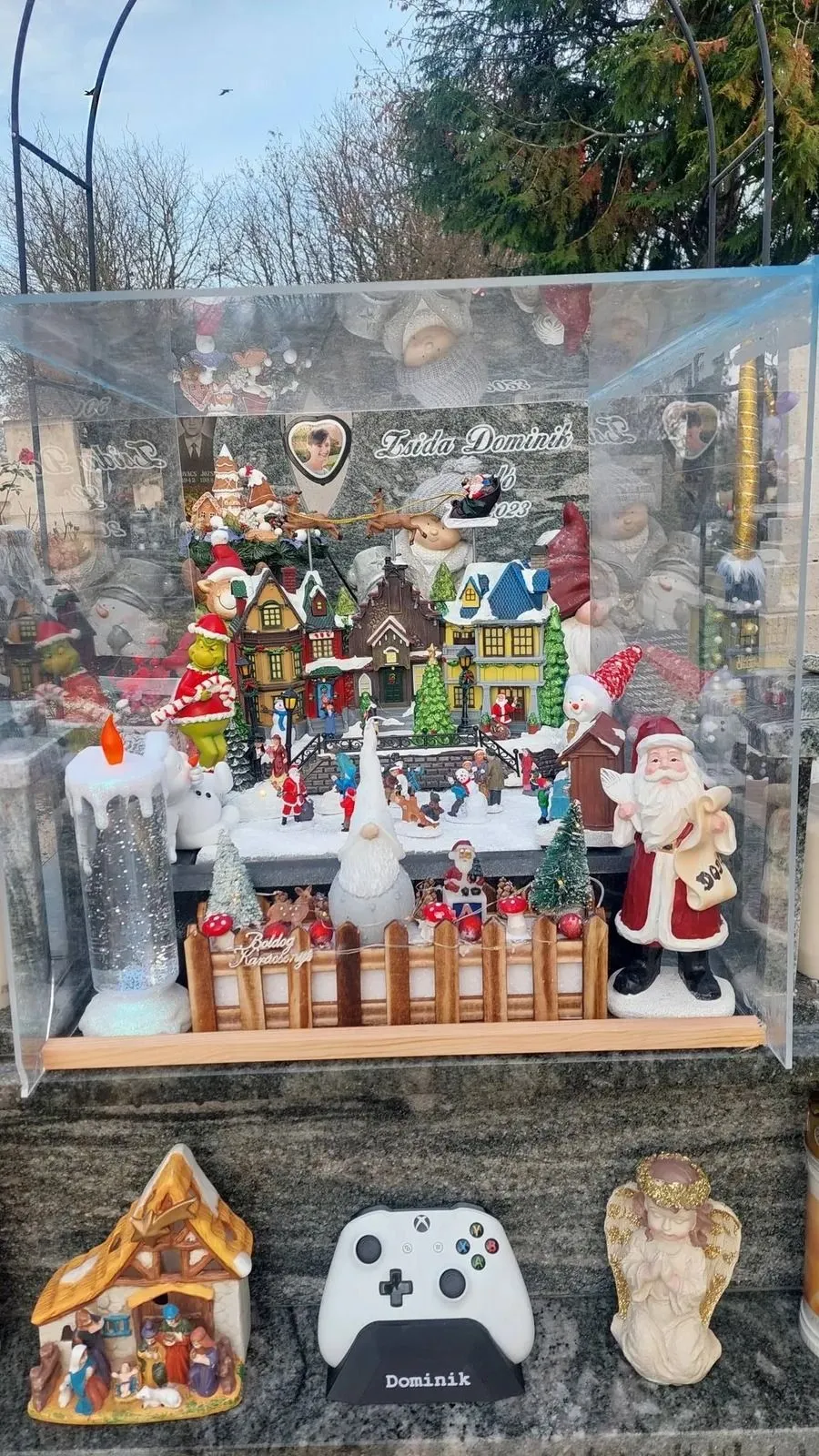 Karácsonyi varázsfalu került a 15 évesen elhunyt Dominik sírjára