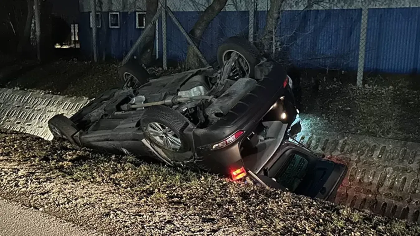 Sértetlenül mászott ki a felborult roncsból a hároméves kisfiú