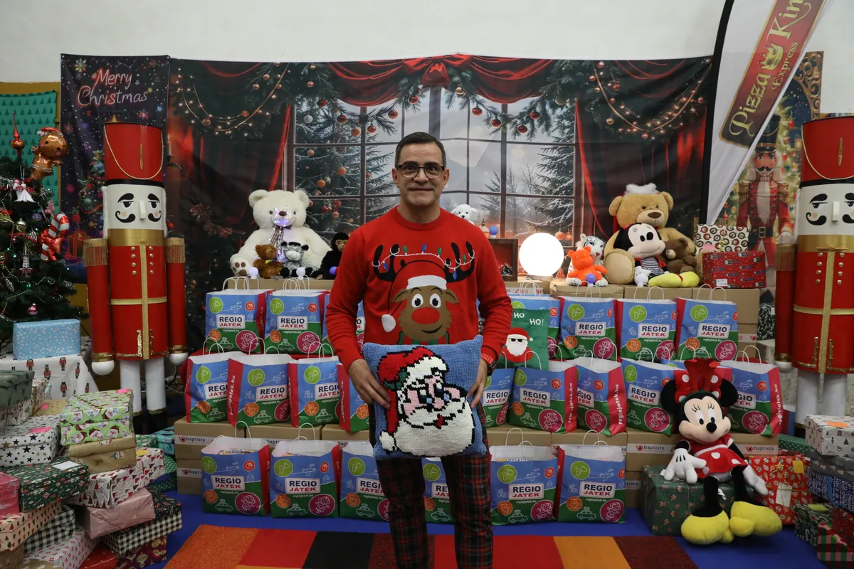 A díszpárnakötő Dezső évek óta szervezi a programokat a Baptista Szeretetszolgálaton belül 