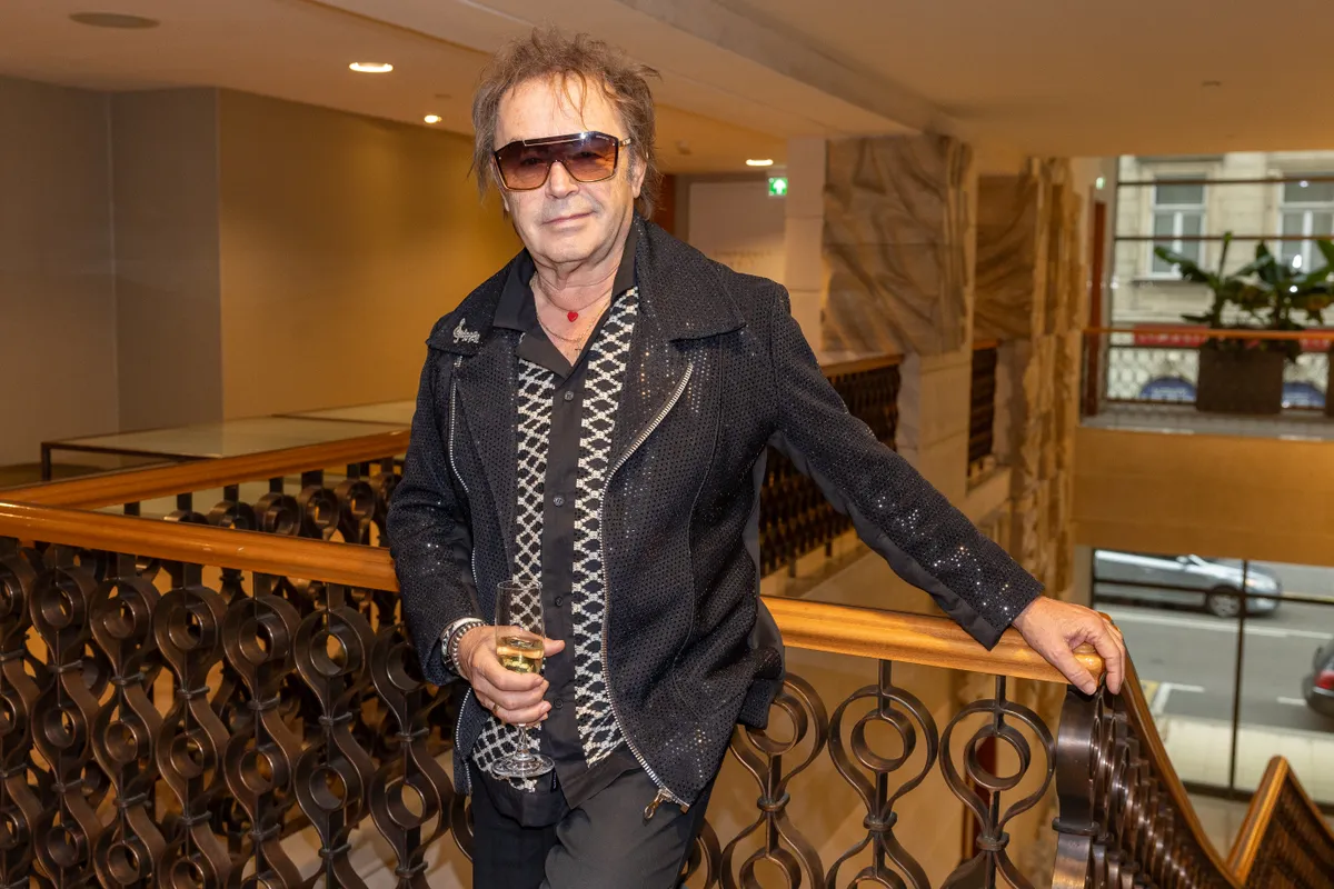 Szikora Róbert halálhíre kering az interneten. Vigyázat, csalók igyekeznek pénzt szerezni a hihetetlen hazugsággal